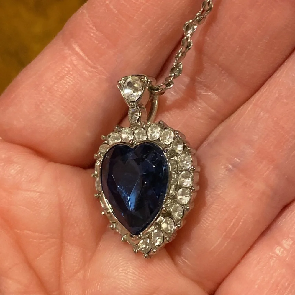 Avon Blue and Silver Heart Necklace with Gemstone - Picture 4 of 5